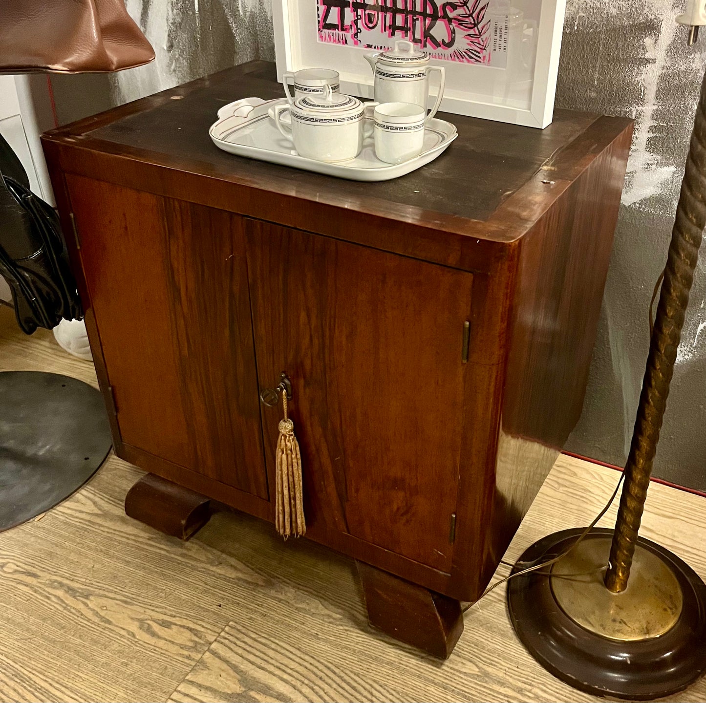 Art Déco Sideboard auf Kufen – Nussholz, Originalgriff, Wien ca. 1925–1935