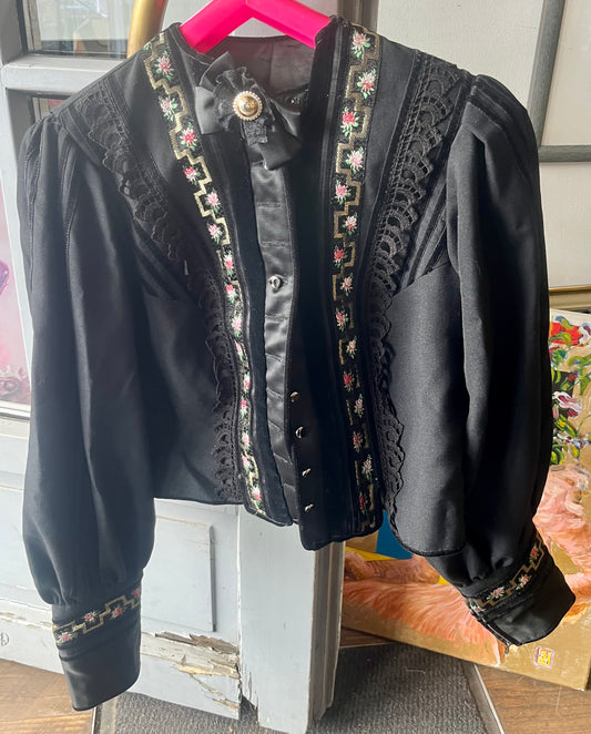 Vintage Trachtenbluse – schwarz, Blumenstickerei & Spitzenbesatz