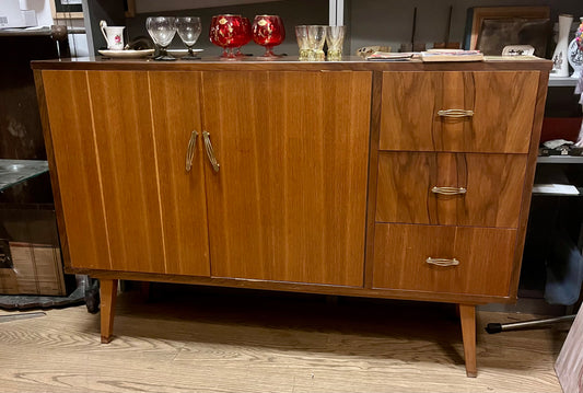 Vintage-Sideboard im Mid-Century-Stil mit drei Schubladen