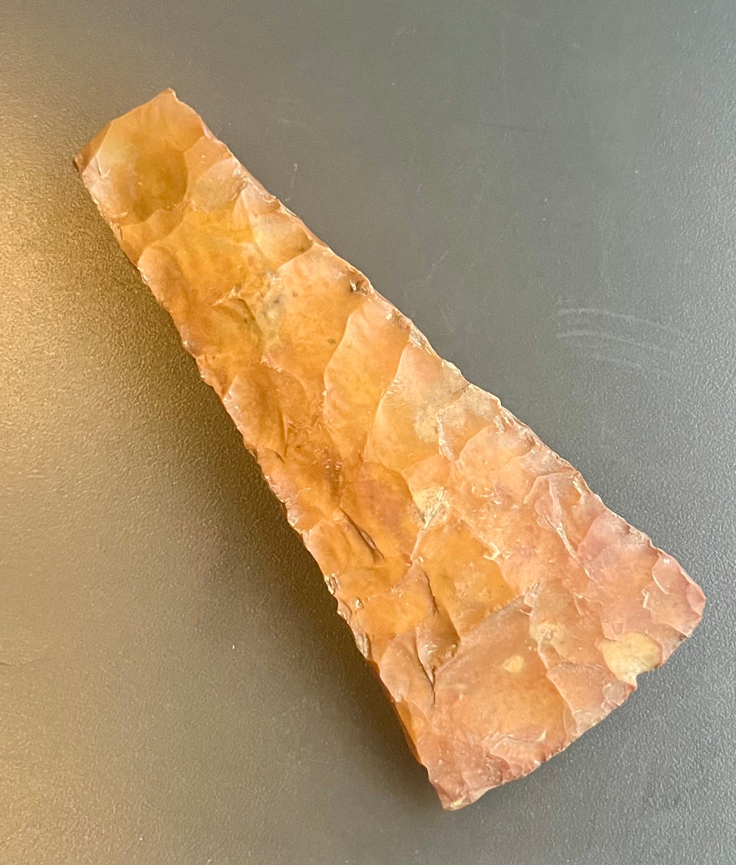 Neolithisches Feuersteinbeil (Silex) – Dicknackig, Privatsammlung