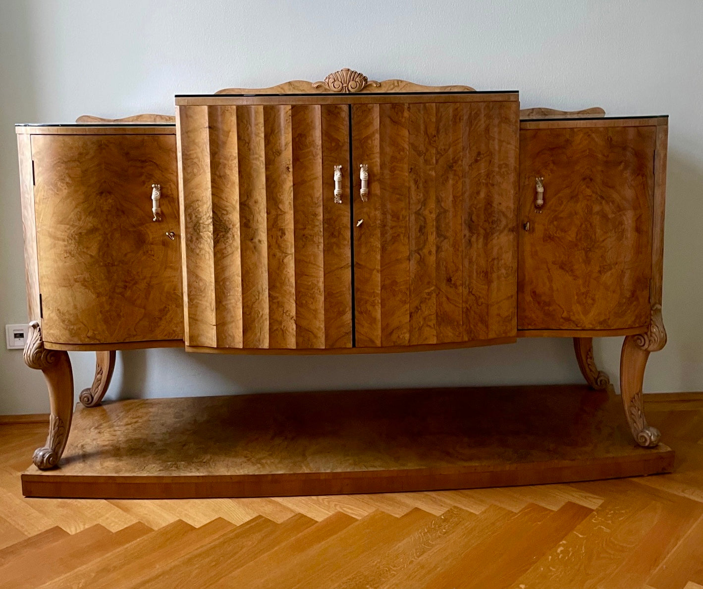 Sideboard von Harry und Lou Epstein von cirka 1925.
aus Walnuss - Wurzelholz mit Bakelit-Griffen