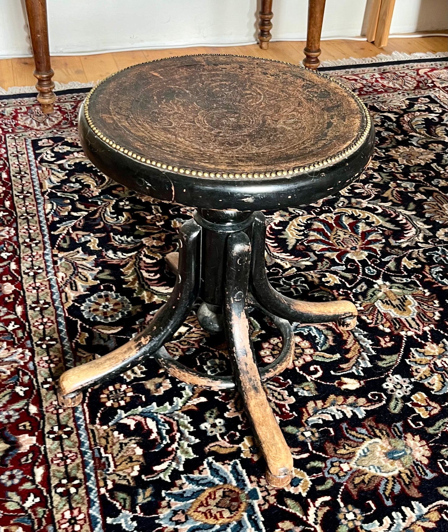Antiker Klavierhocker Thonet-Stil – Schwarz lackiert mit geprägtem Sitz & Nagelbesatz