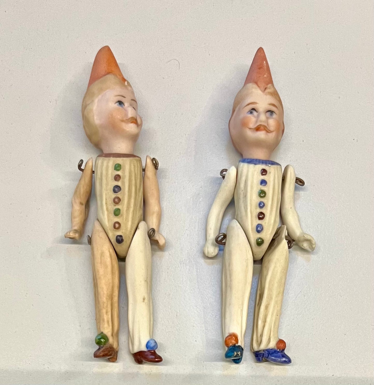 2 Biskuitporzellan Harlekin-Püppchen, um 1900