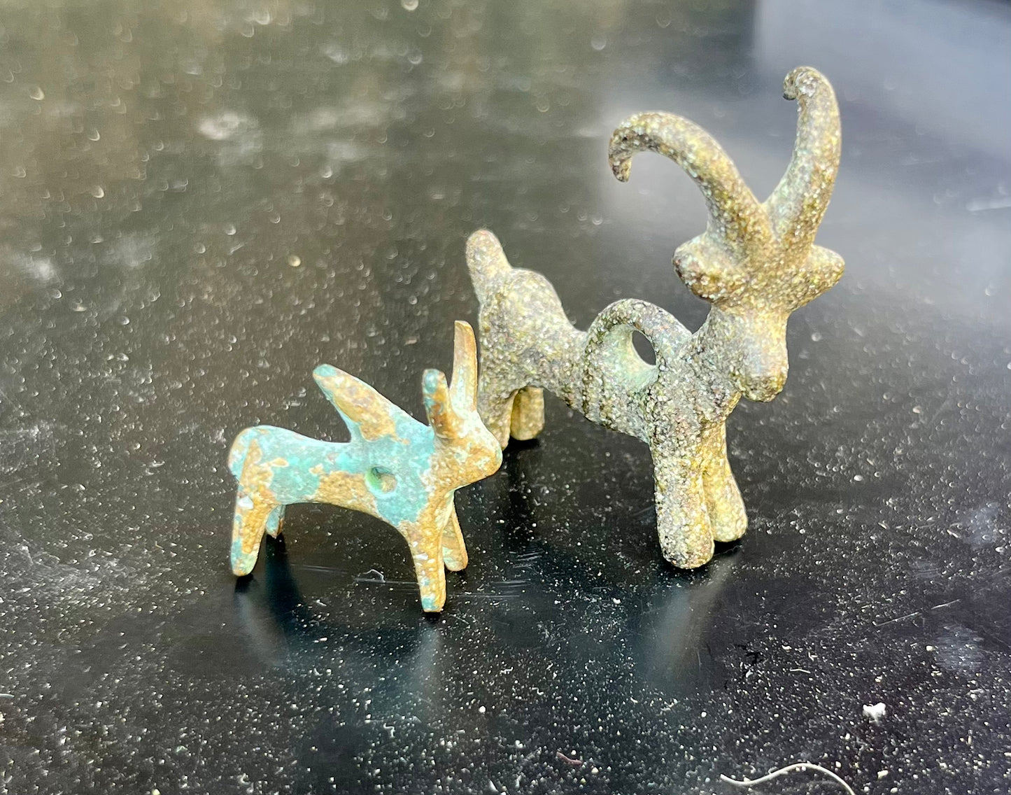 Lot 2 antike Kleinbronzen: Tierfiguren (Ziege/Steinbock)