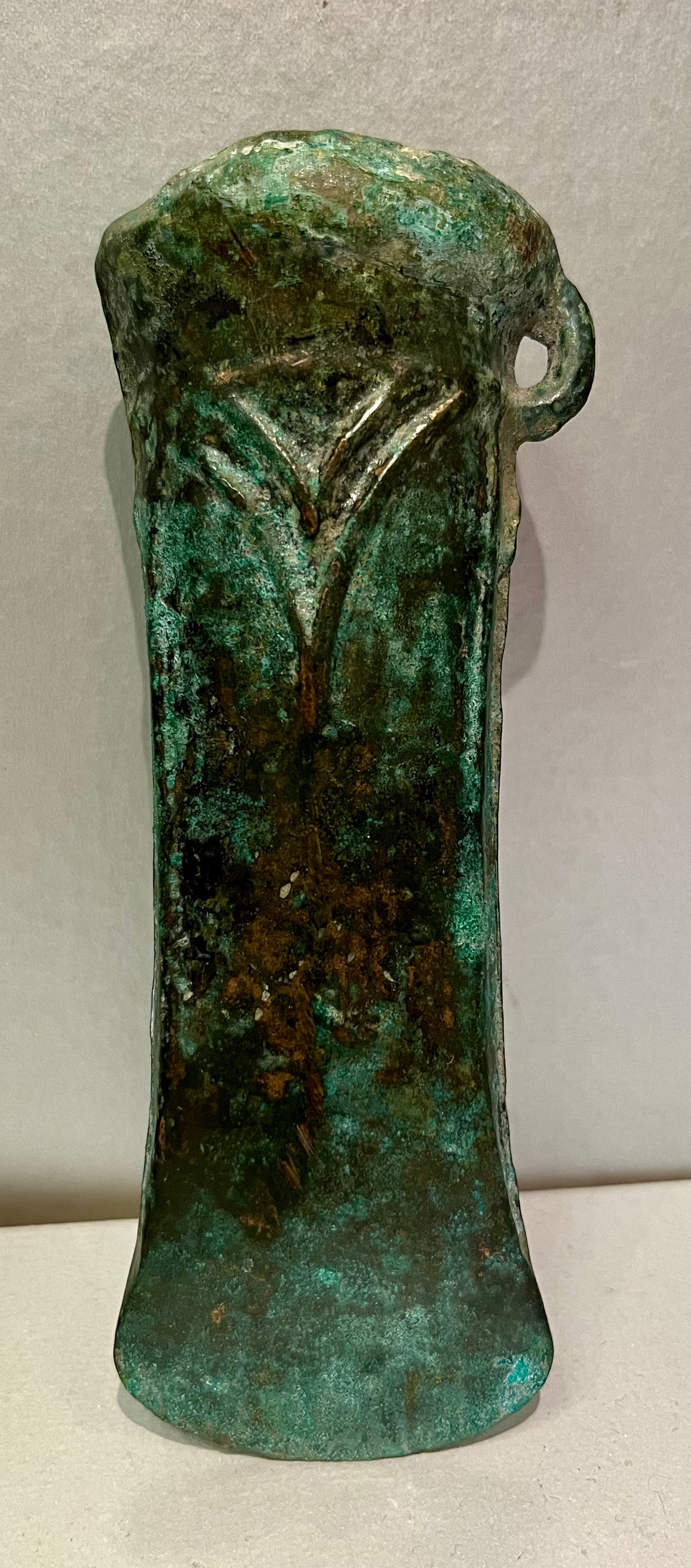 Massives Tüllenbeil verziert