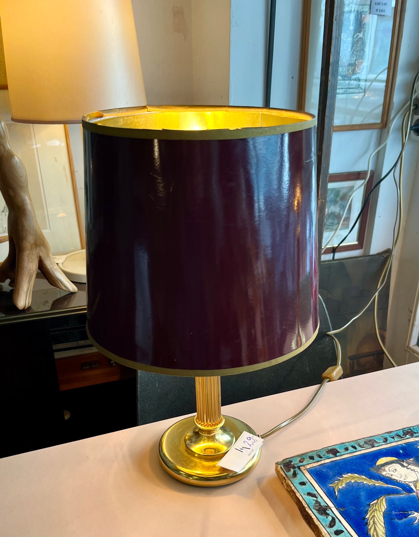 Kleine Vintage Tischlampe – Messing & bordeauxroter Schirm mit Goldinnenfutter