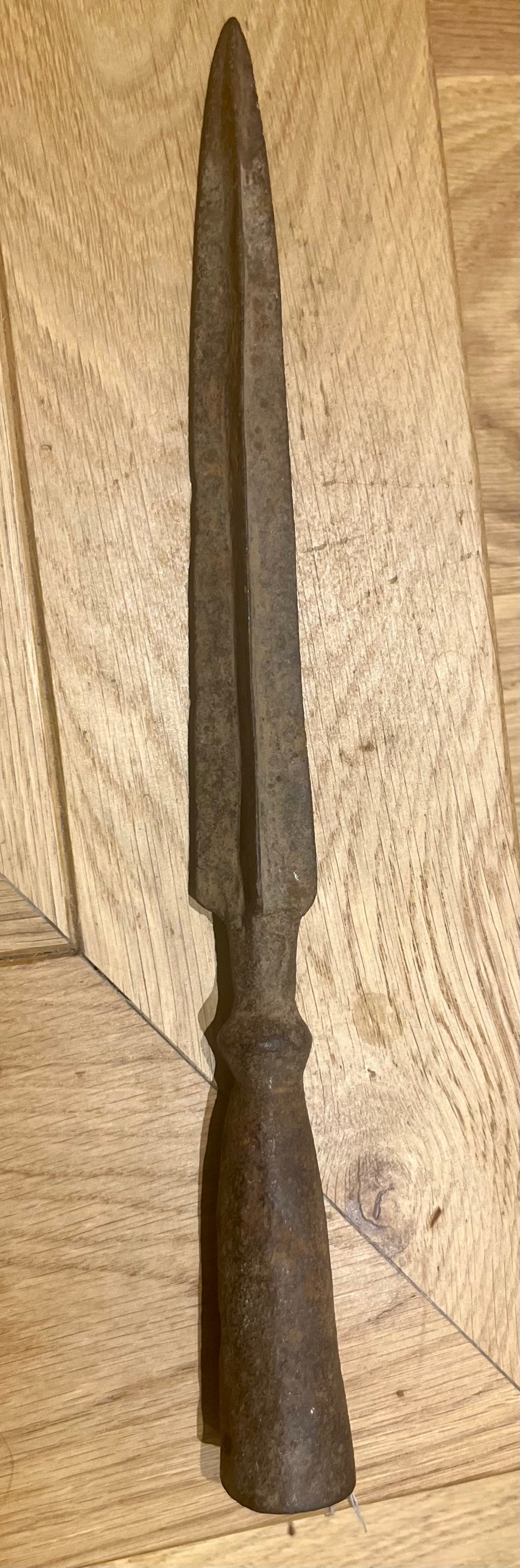 Große Lanzenspitze aus Eisen mit Mittelgrat und Rostpatina