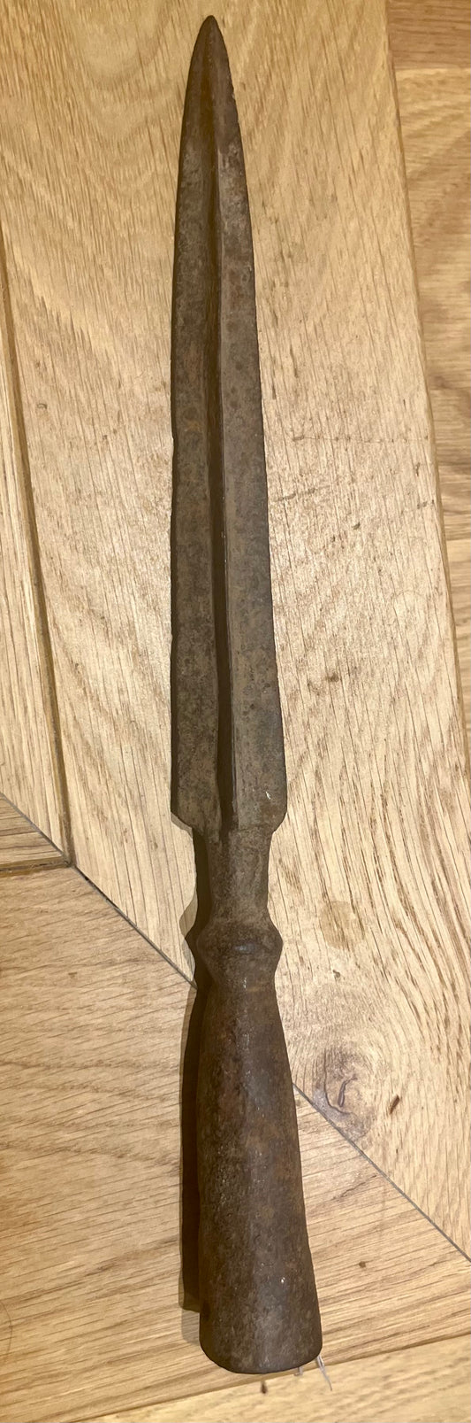 Große Lanzenspitze aus Eisen mit Mittelgrat und Rostpatina