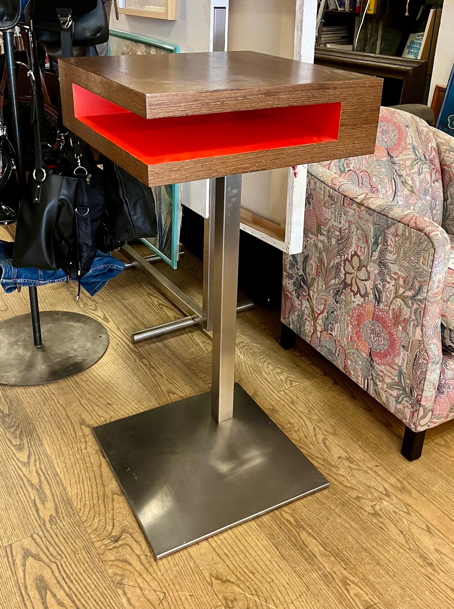 Designer Stehtisch – Eiche & Edelstahl mit roter Einlage