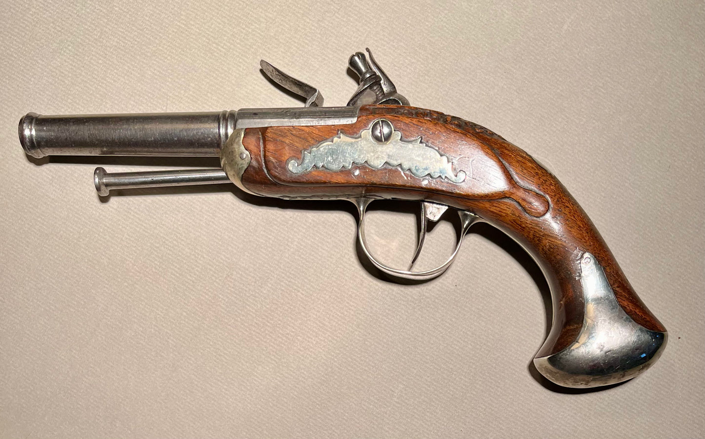 Steinschloss Reisepistole mit Silberbeschlägen, Adelsmonogramm, Frankreich um 1780