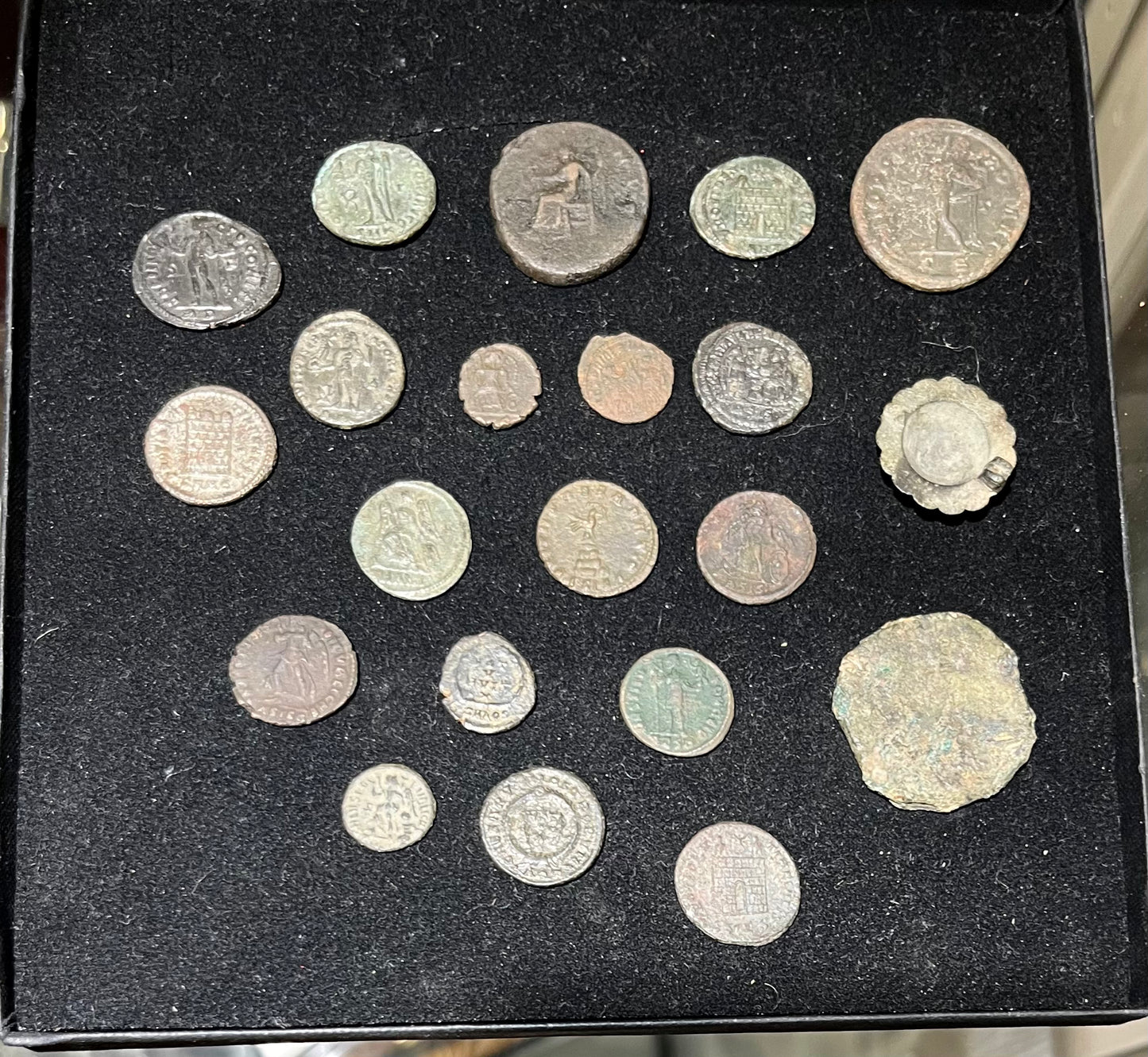 Lot römische Münzen und kleine Fibel