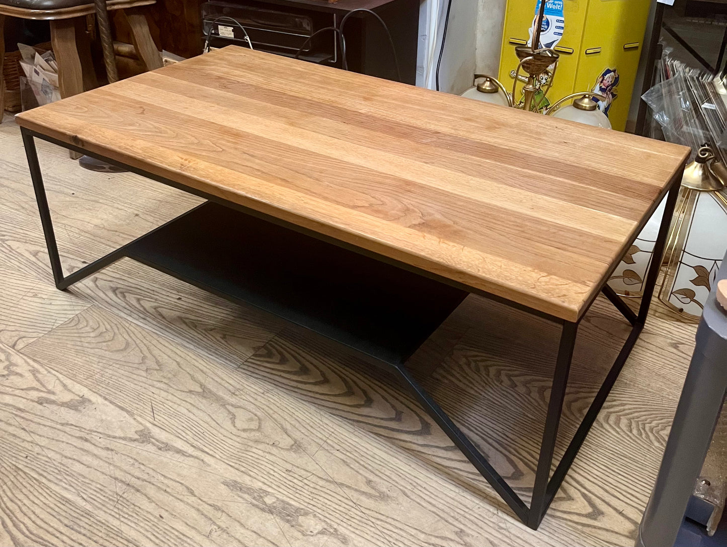 Vintage Couchtisch – Massivholzplatte & schwarzes Metallgestell mit Ablage