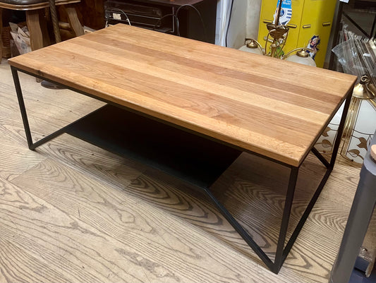 Vintage Couchtisch – Massivholzplatte & schwarzes Metallgestell mit Ablage