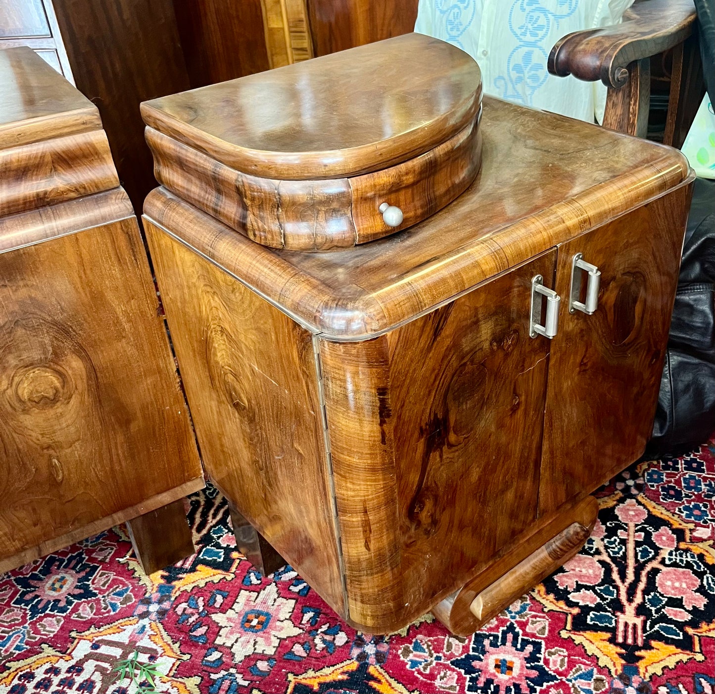 Paar Art Déco Nachtschränkchen – Nussbaumwurzel, ca. 1930er Jahre