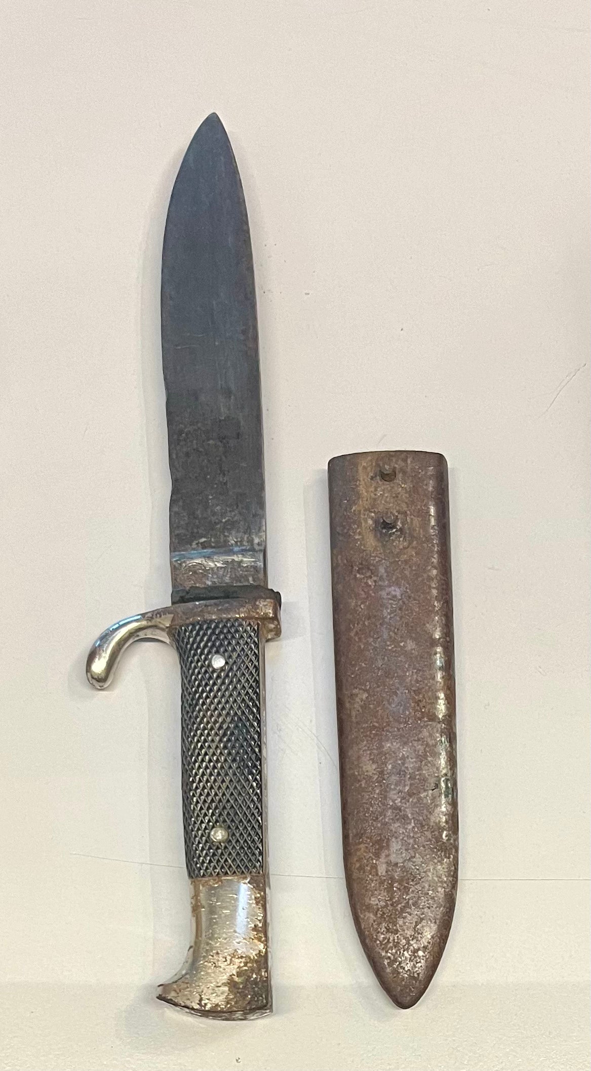 Fahrtenmesser mit Scheide und strukturiertem Griff