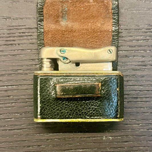 Ibelo Monopol Benzinfeuerzeug mit grünem Leder, 1950er-Jahre