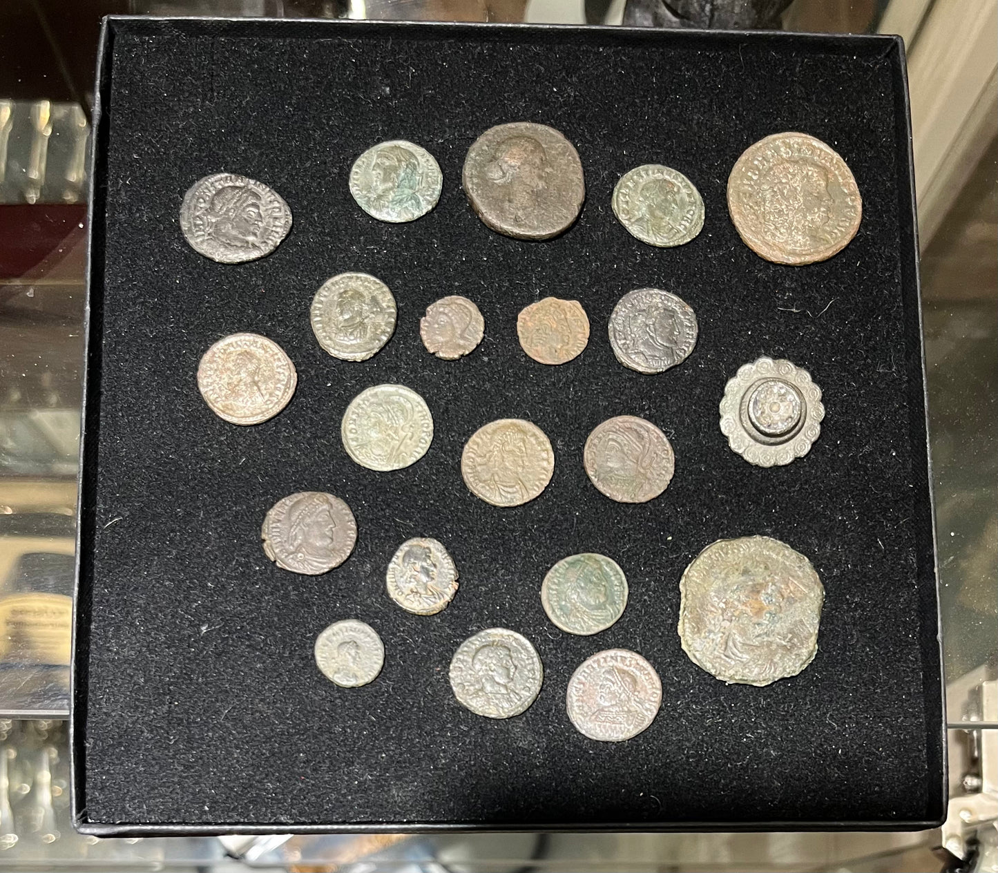 Lot römische Münzen und kleine Fibel