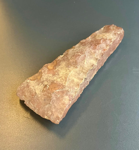 Neolithisches Feuersteinbeil (Silex) – Dicknackig, Privatsammlung