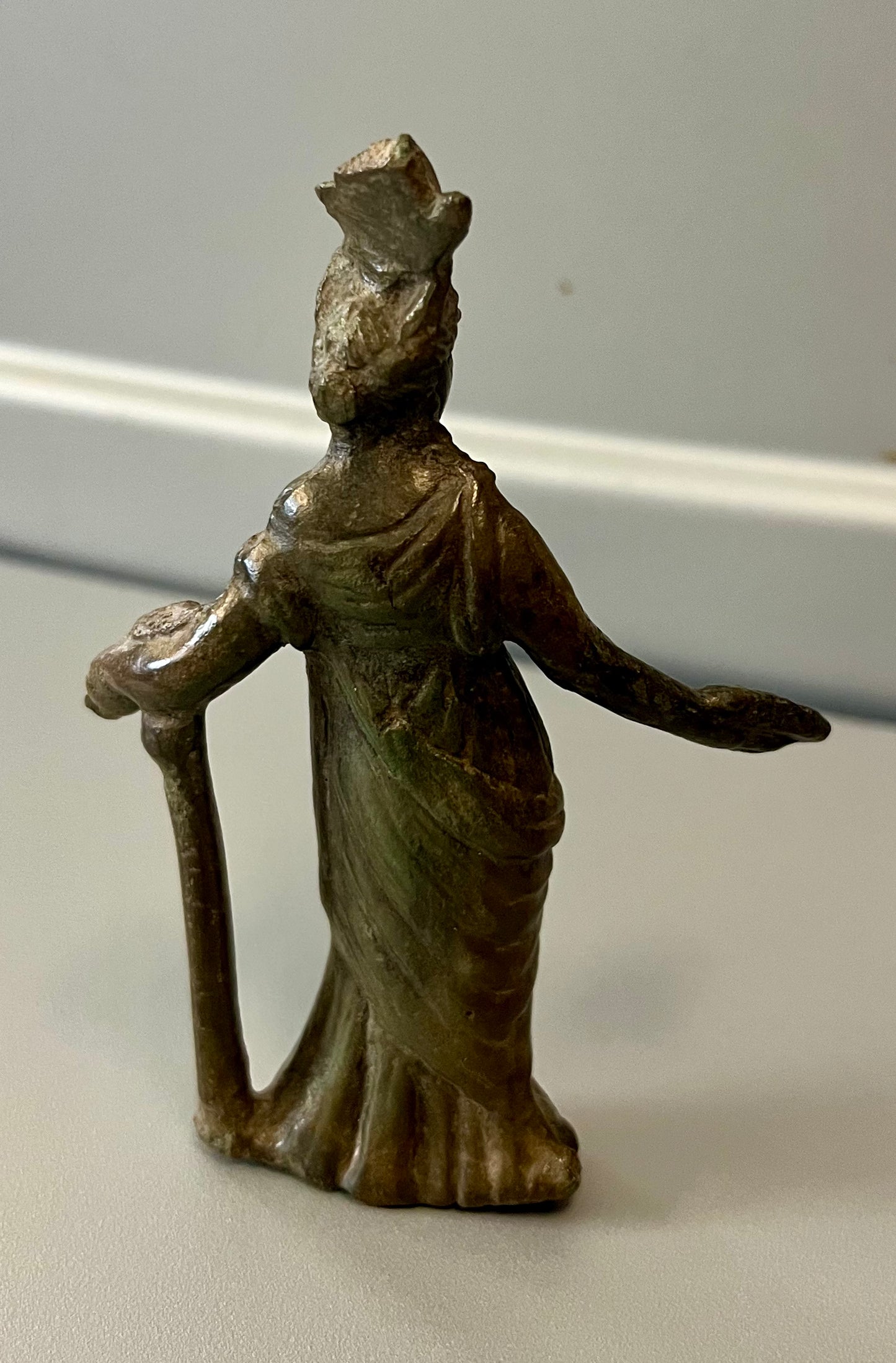 Römische Bronzestatuette der Isis-Fortuna – 3./4. Jh. n. Chr.