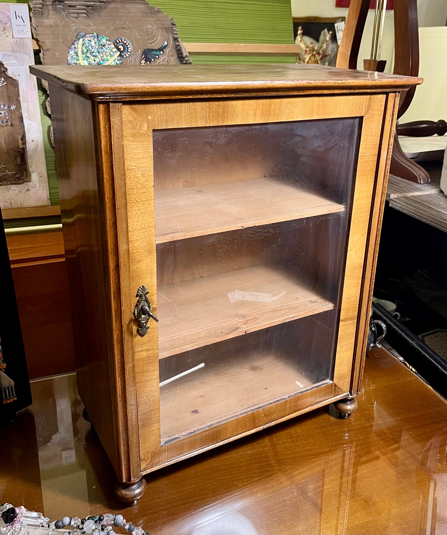 Vintage Puppenschrank mit Geschirr