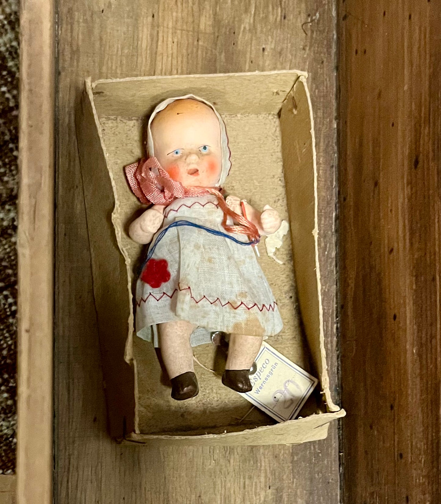Vintage Biedermeier -Puppenwiege aus Holz mit 2 Püppchen