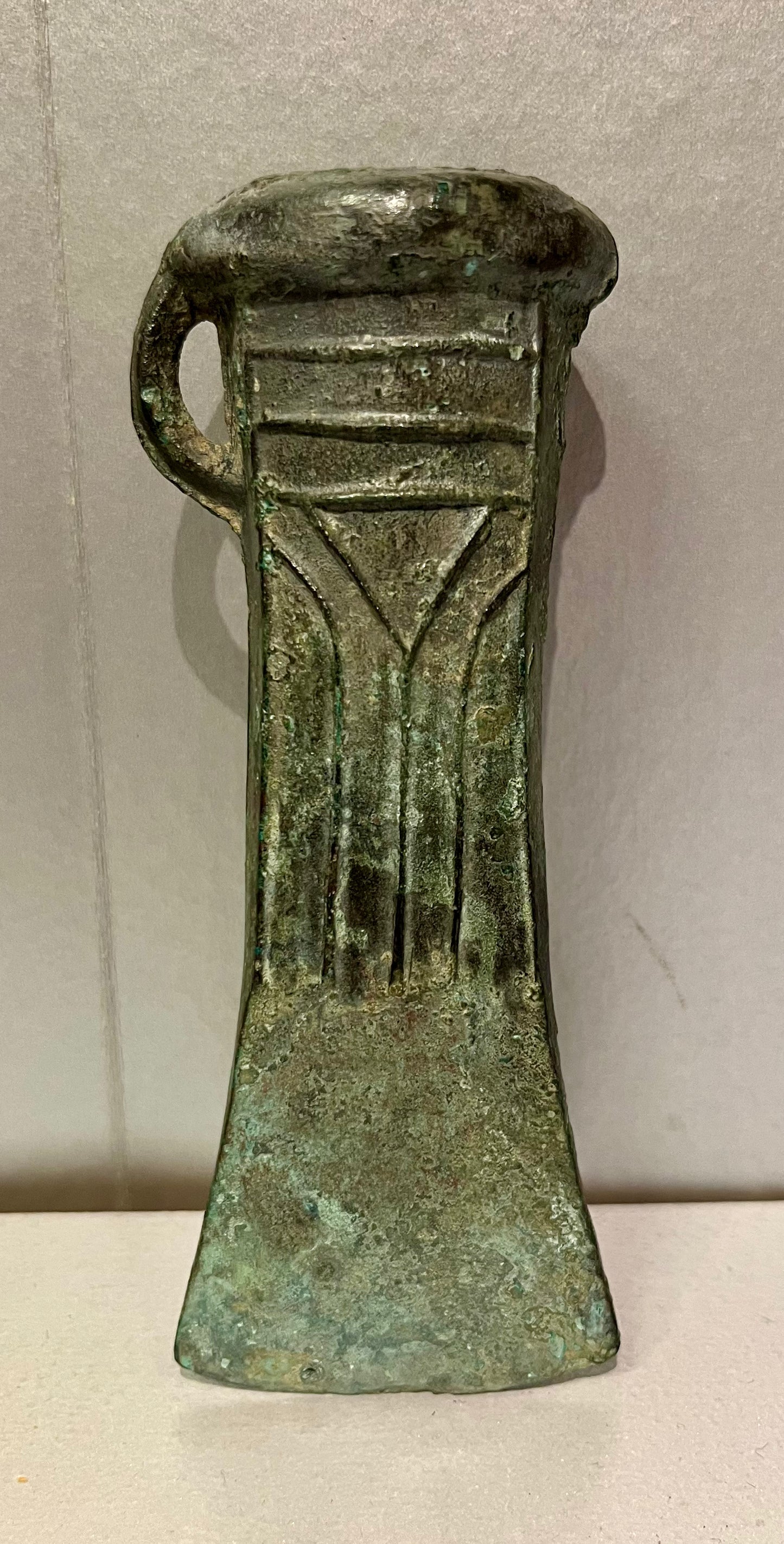 Grosses Tüllenbeil verziert Urnenfelderzeit