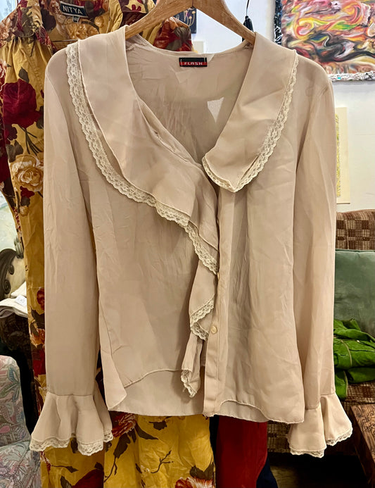 FLASH Vintage Bluse – Creme mit Rüschen, Spitze & Trompetenärmeln