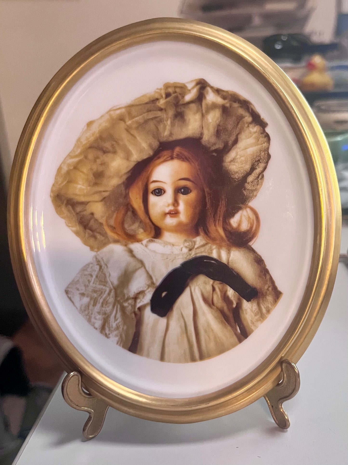 Vintage Puppenportrait – Ovales Keramikmedaillon mit Goldrahmen