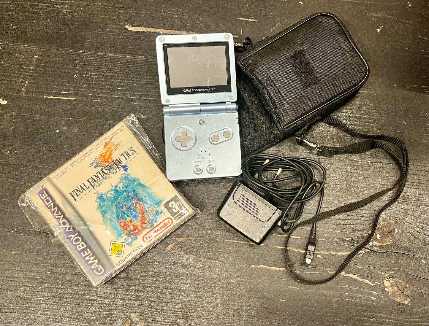 2002 Gameboy Advance SP und Spiel