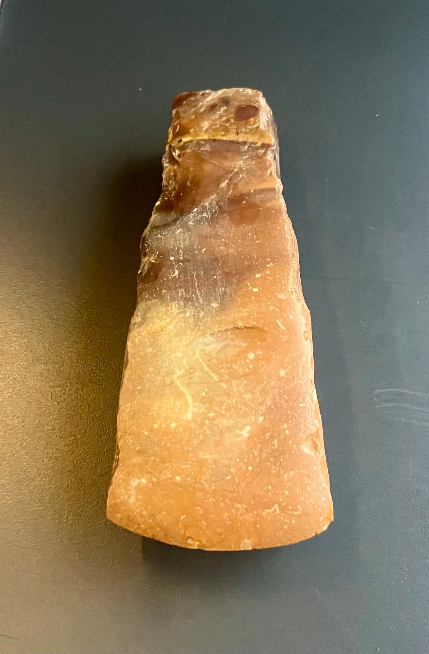 Neolithisches Feuersteinbeil (Silex) — Dicknackige Form, Privatsammlung