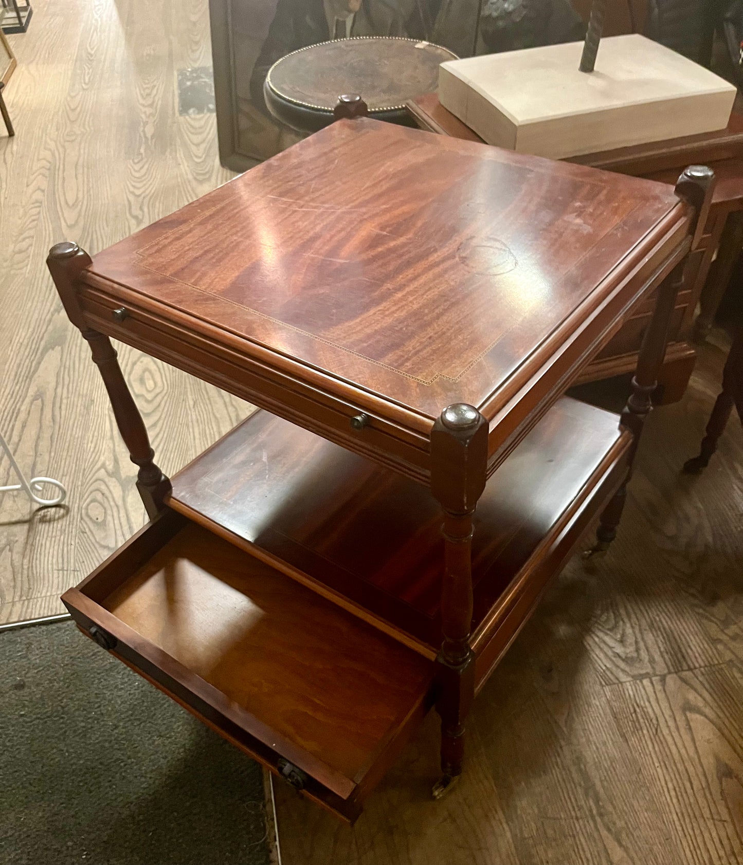 Paar Vintage Beistelltische mit Rollen