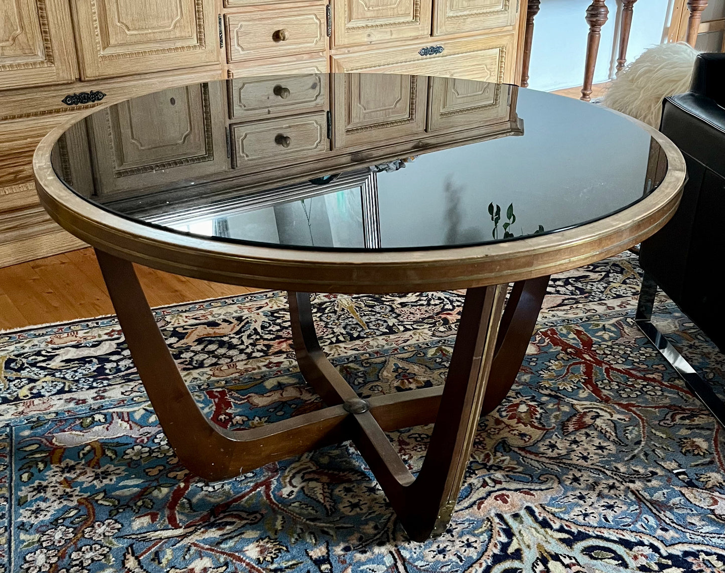 Mid-Century Rundtisch mit Rauchglas-Platte & Messingrahmen – 1960er/70er