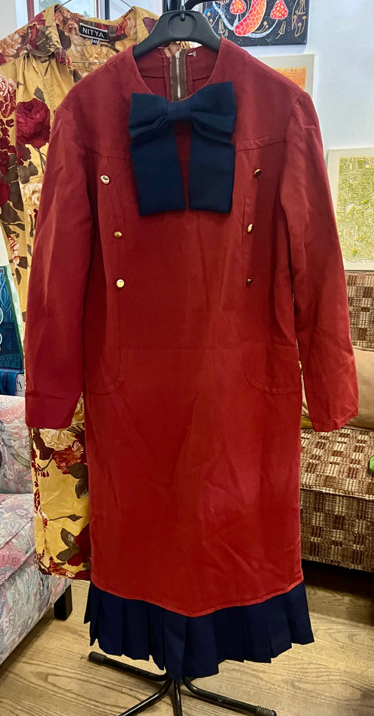 NITYA Vintage Kleid – Rot mit Marineblauer Schleife & Goldknöpfen