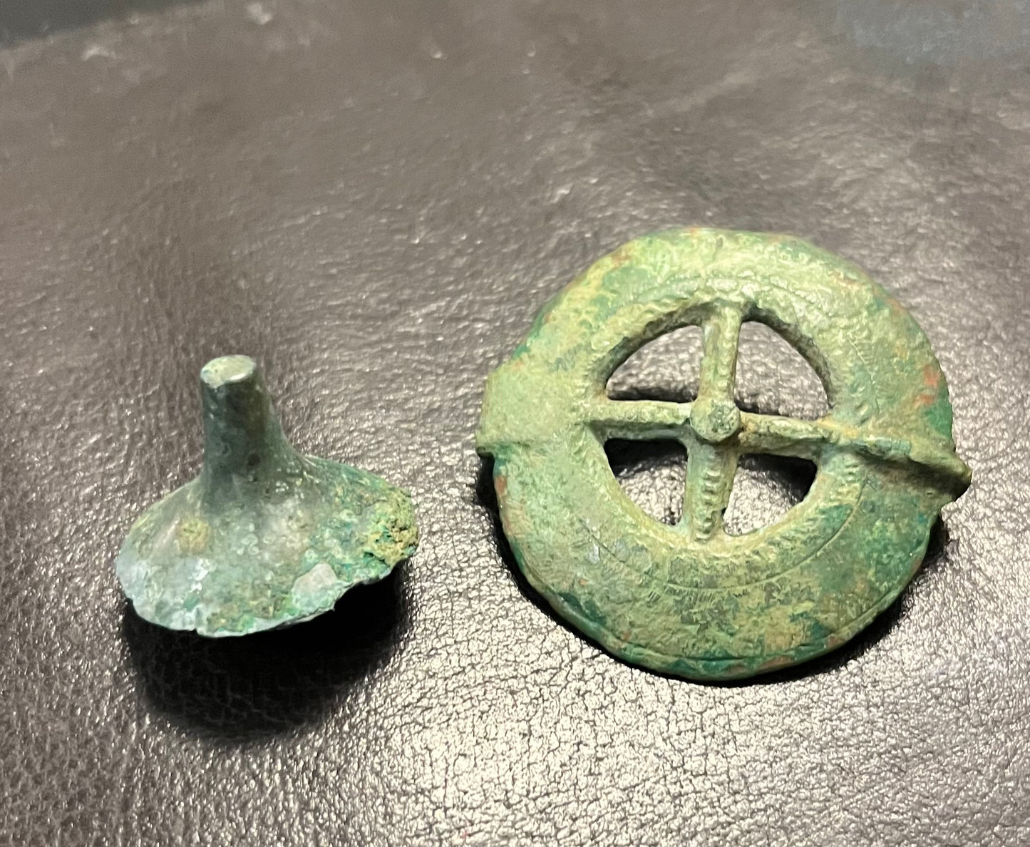 Lot Tutulus und Gürtelschnalle