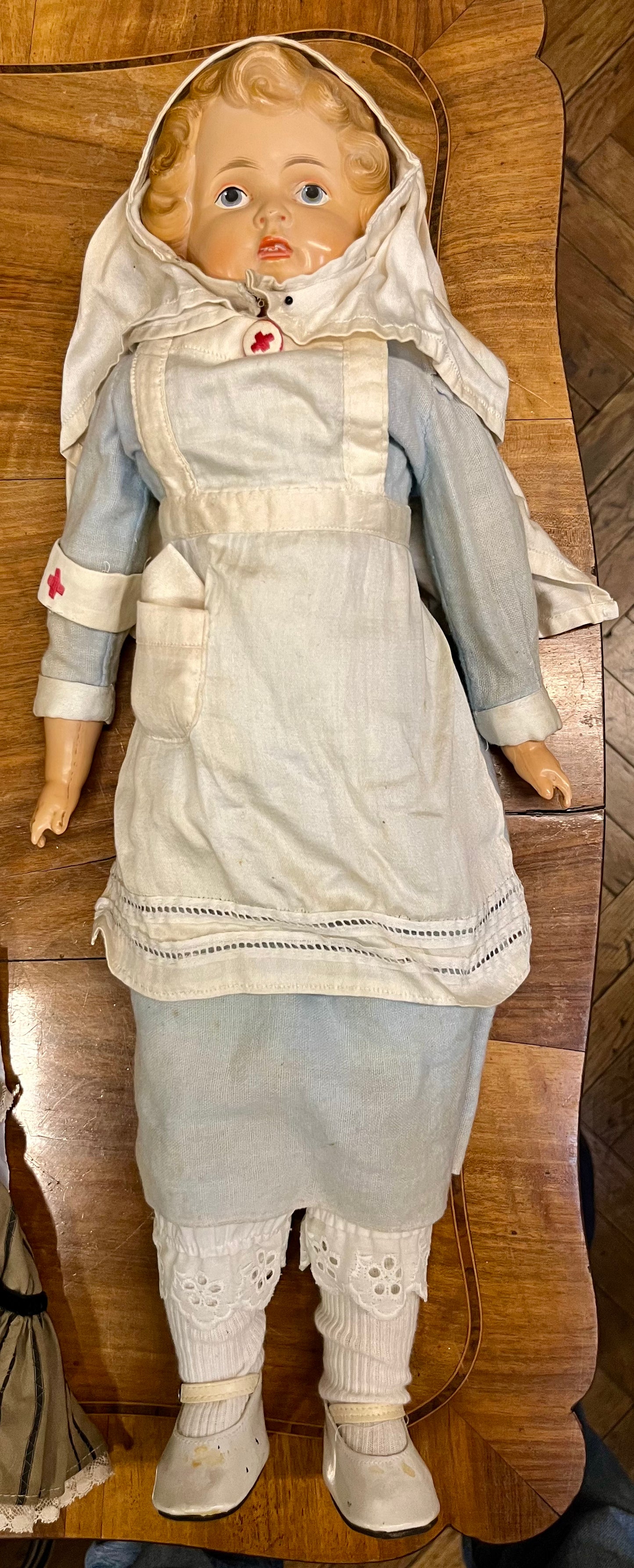 Antike Krankenschwester-Puppe 1. Weltkrieg, 1920er Jahre – Lederkörper & Holzbeine