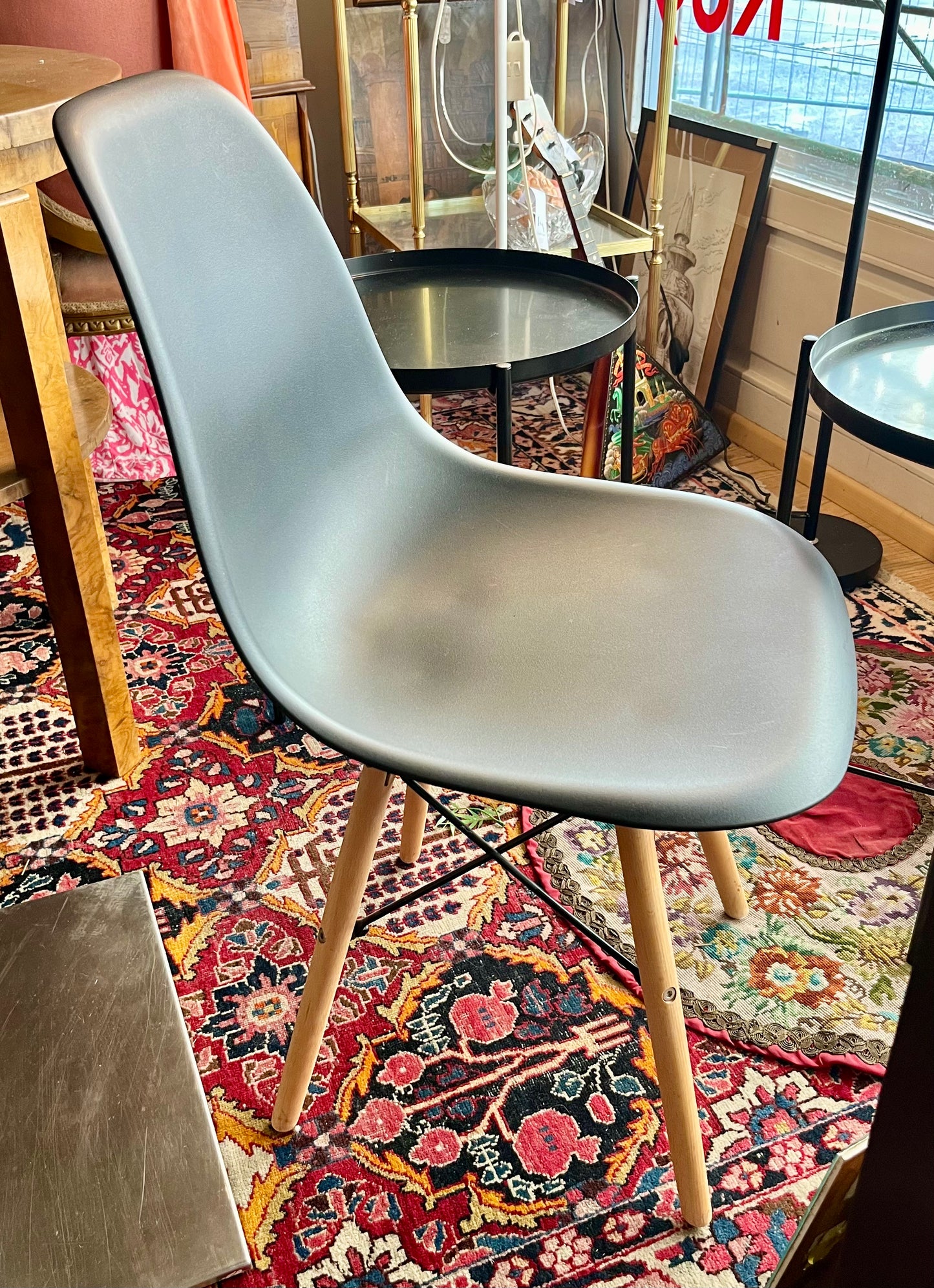 Design Schalenstuhl Grau | Eames-Stil mit Holzbeinen