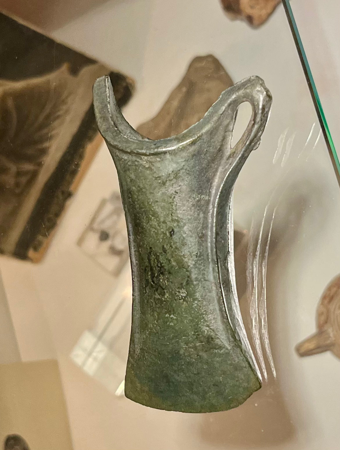 Elegantes Tüllenbeil der Bronzezeit
