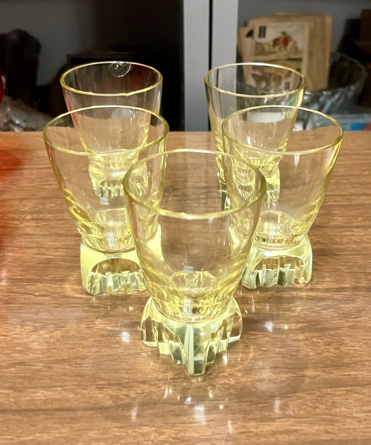5 Art-déco-Schnapsgläser aus gelblichem Glas im Set