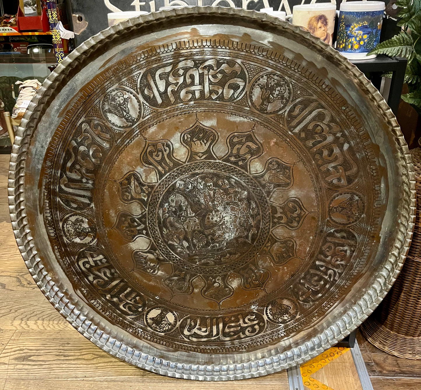 Orientalisches Kupfertablett mit Gravuren und Kalligrafie