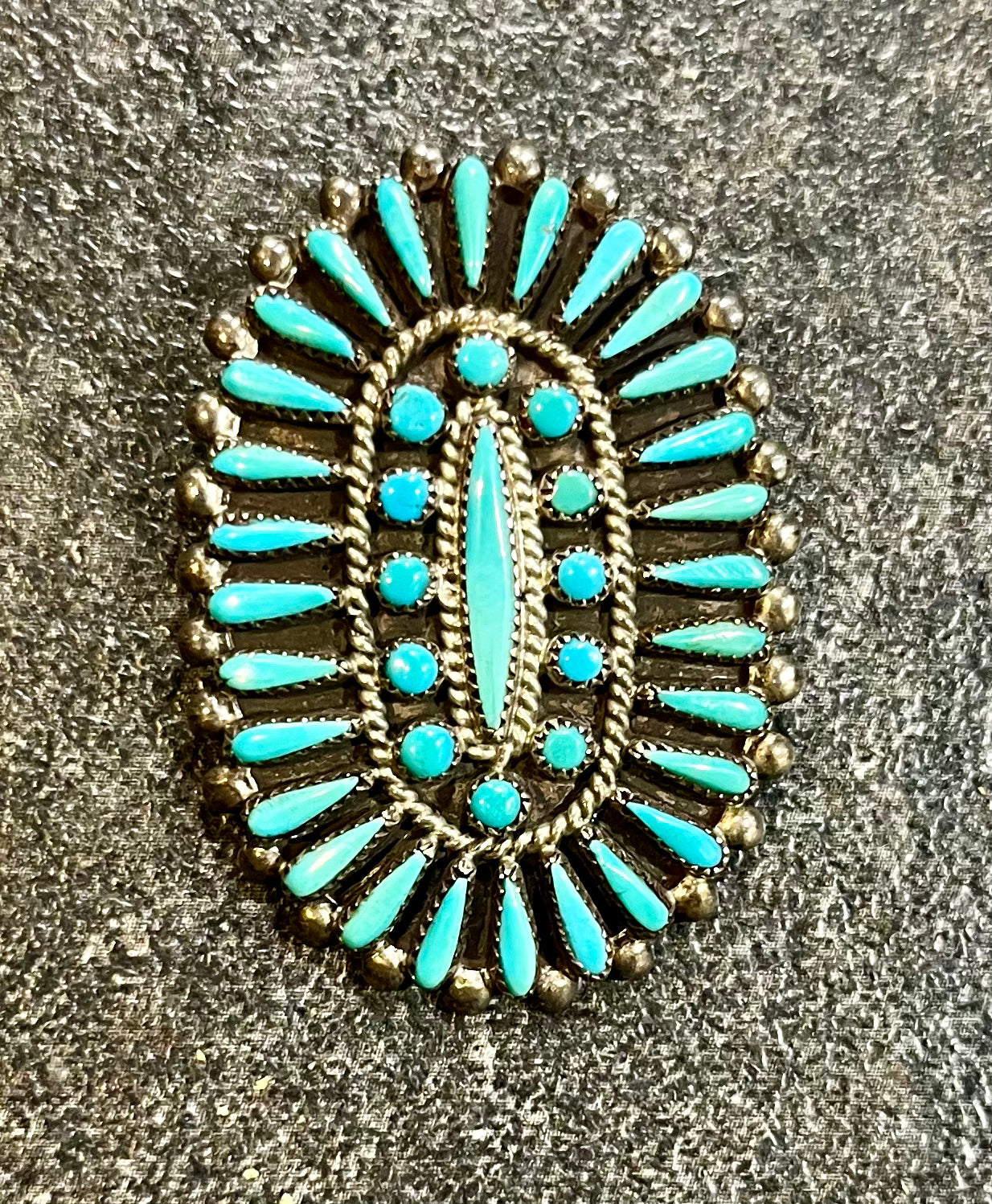 Zuni-Brosche mit Türkis in 925 Silber – Judy Wallace, ca. 1980er