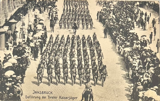 Postkarte Innsbruck 1908 – Defilierung der Tiroler Kaiserjäger