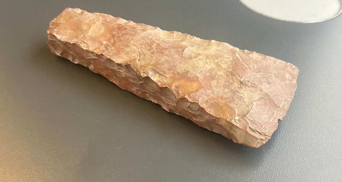 Neolithisches Feuersteinbeil (Silex) – Dicknackig, Privatsammlung