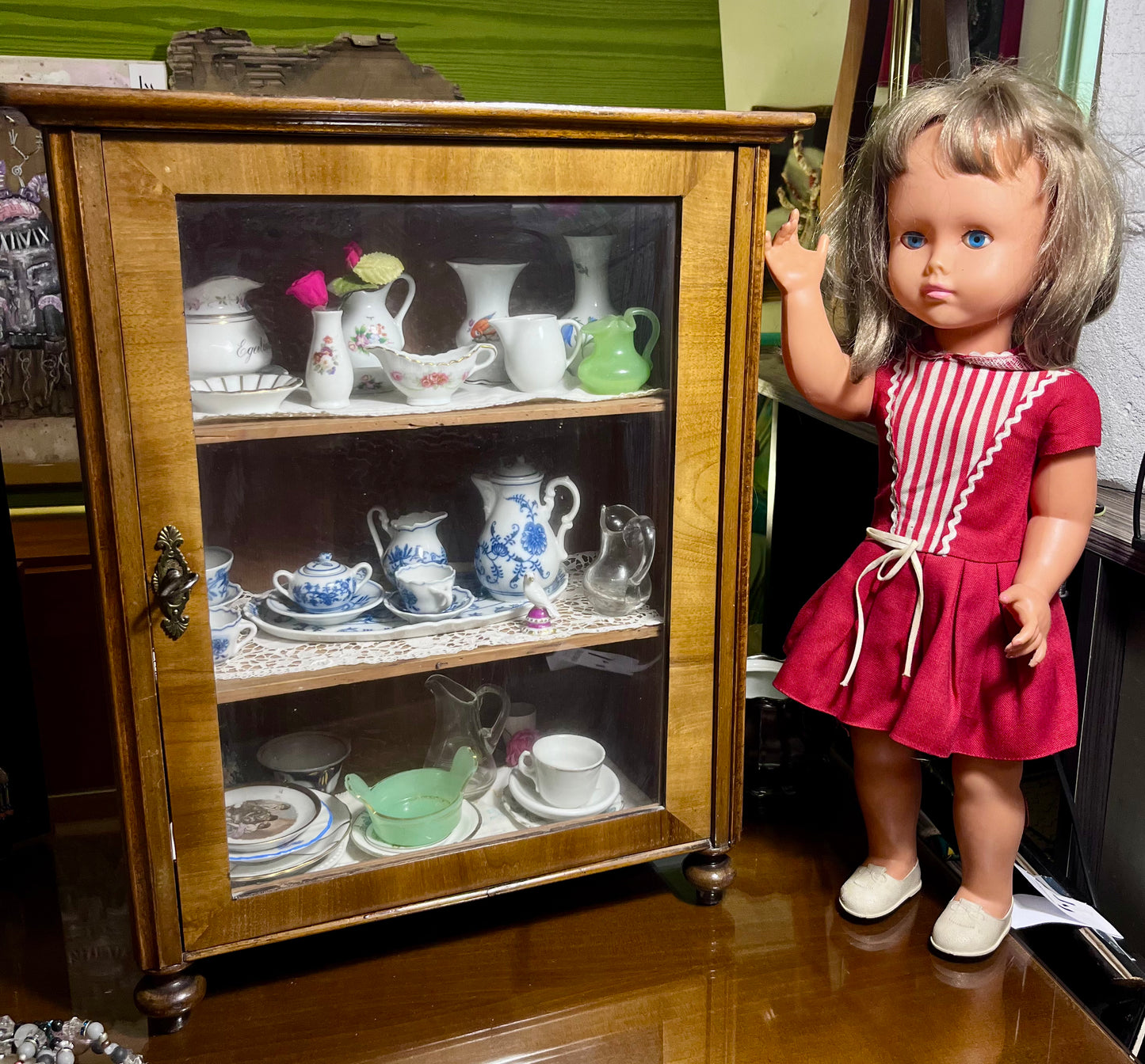 Vintage Puppenschrank mit Geschirr