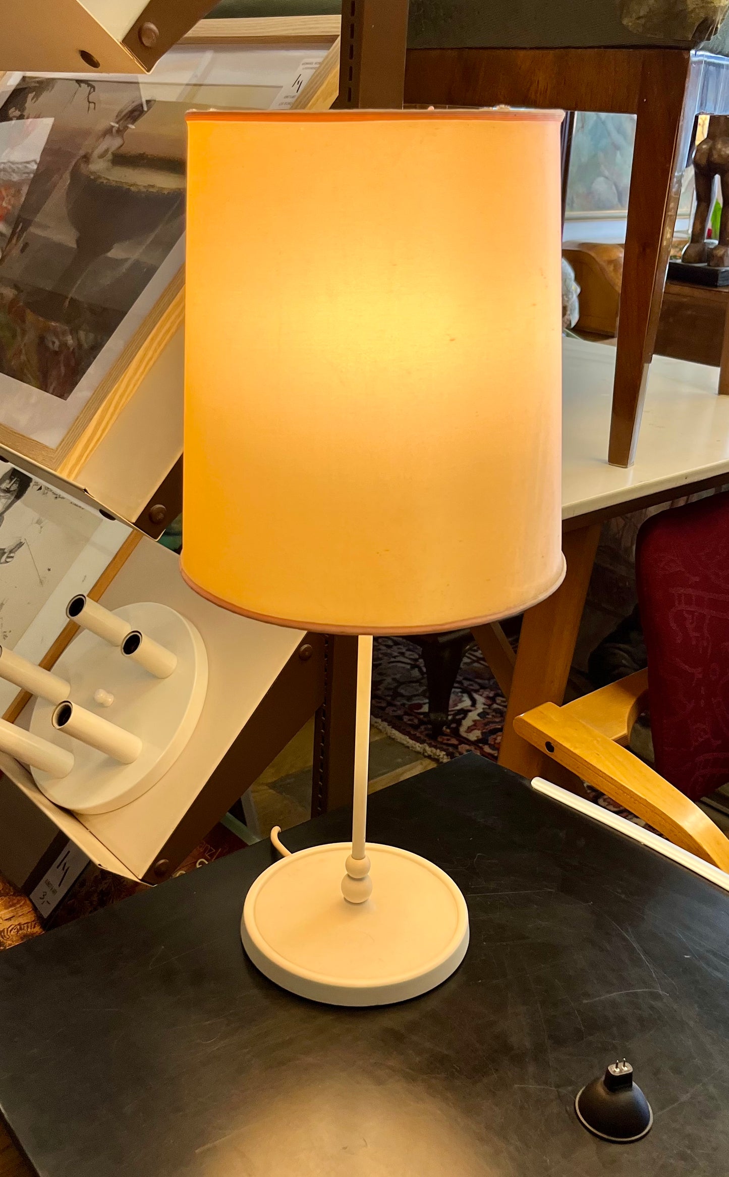 Vintage Tischlampe – Mid-Century Modern, Weiß mit Stoffschirm