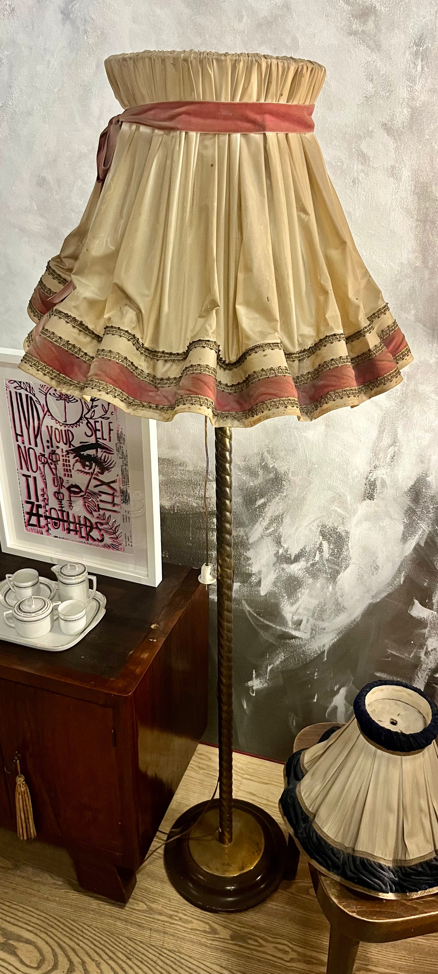 Vintage Art Déco Stehlampe – Messingschaft, Seidenschirm, Wien ca. 1920–1930