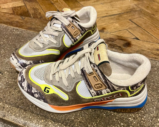 Gucci Vintage-Sneaker Größe 41 mit Neonakzenten