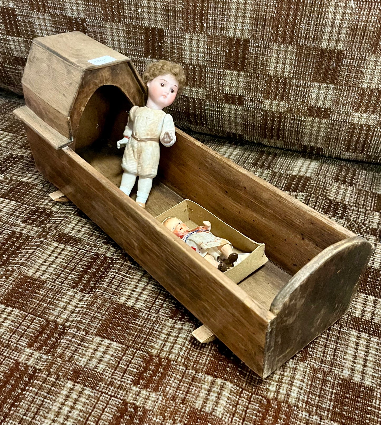 Vintage Biedermeier -Puppenwiege aus Holz mit 2 Püppchen