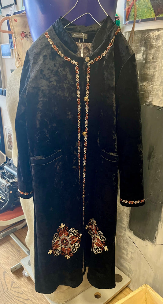 Vintage Samtmantel mit orientalischer Stickerei – Schwarz