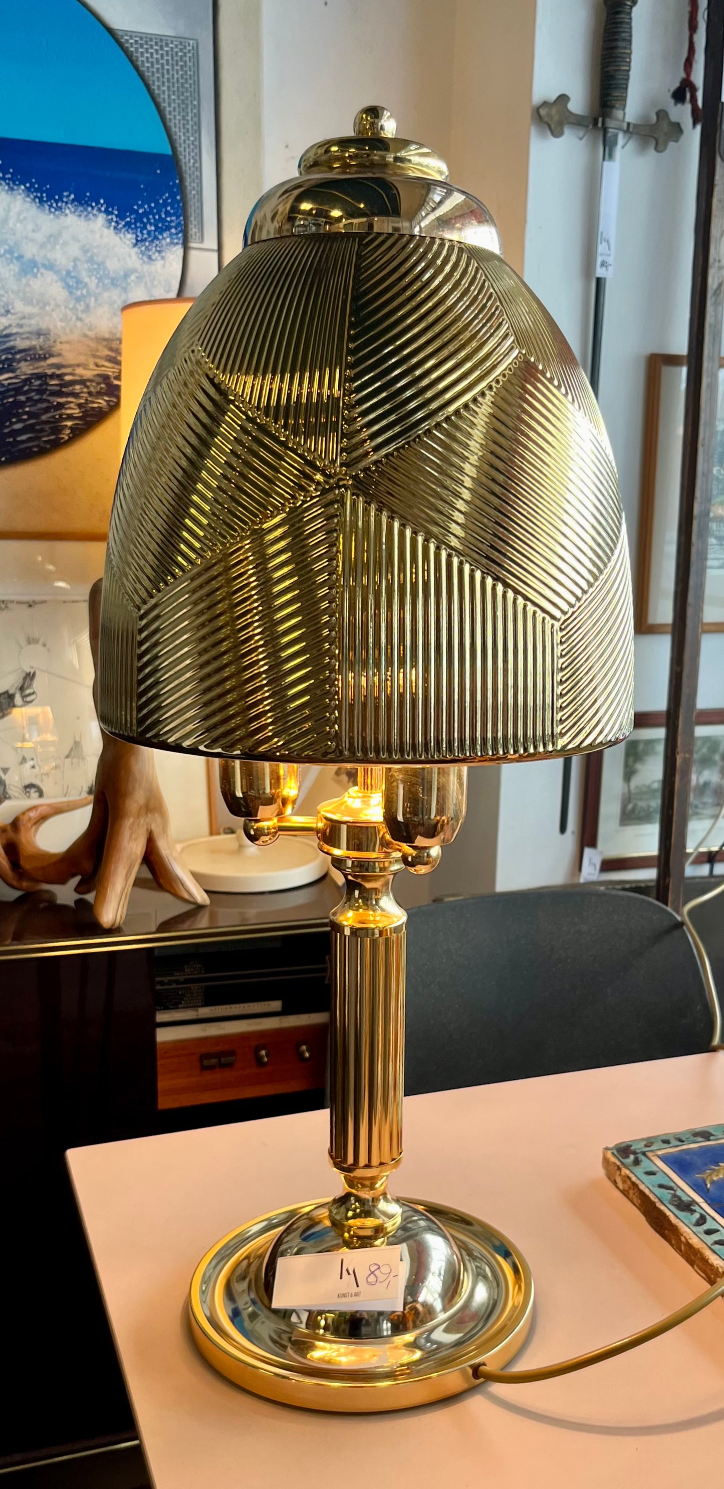Große Vintage Tischlampe – Messing & strukturierter Glasschirm