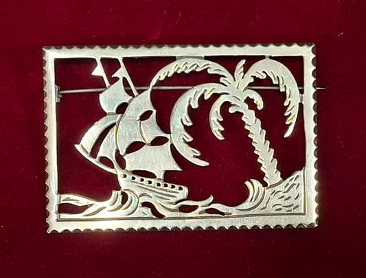 Brosche vintage Ansichtskarte Postkarten-Briefmarkendesign mit Palme und Schiff auf dem Meer.